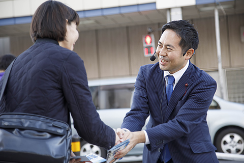 街頭活動・女性と握手