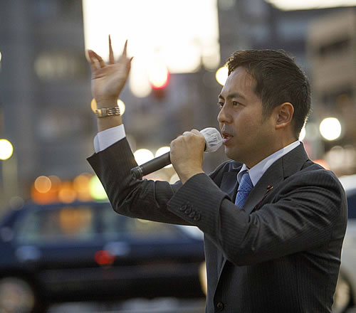 写真:街頭活動・夕方の演説