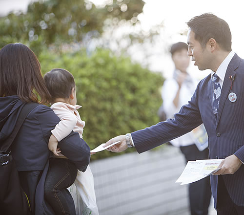 写真:子育て女性にチラシ配布