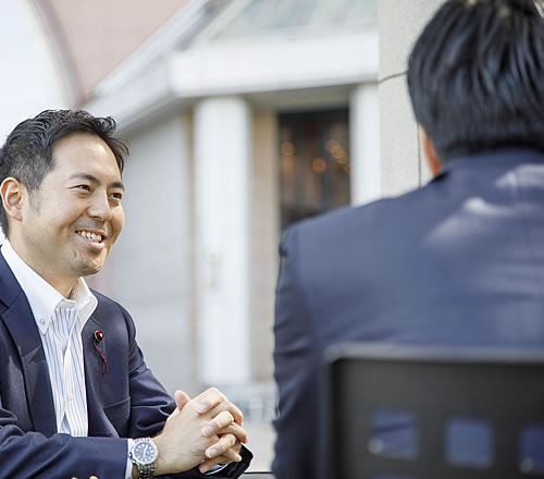 写真:男性と区政談義