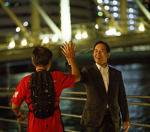 写真:天王洲にてランニング男性と